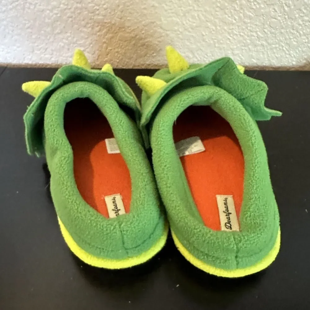 Dearfoams‎ Memory Foam Dinosaur Kids Green Slippers Size big kids 4-5